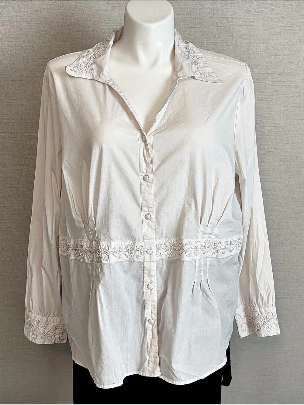 Women's Size 26/28 Lane Bryant Button Down with Embroidered Collar and Cuffs